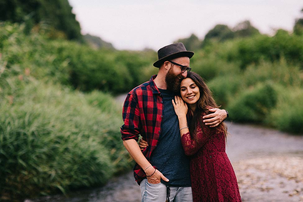  Österreichische Hochzeitsfotograf fotografiert Paar-Session an der Donau.